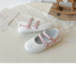 Vue détaillée des chaussures Mary Jane en maille blanche avec doubles brides roses pour enfants.