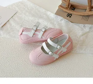 Détail de chaussures Mary Jane roses pour enfants en maille avec boucles blanches