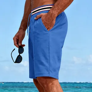 Vue latérale du short de plage bleu pour homme avec ceinture rayée et poches latérales