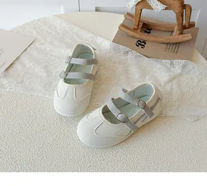 Détail des ballerines Mary Jane en maille crème pour enfants avec doubles brides grises