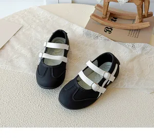 Chaussures Mary Jane pour enfants noires avec brides blanches sur fond de dentelle
