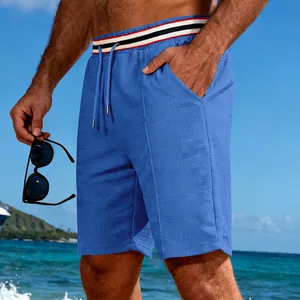 Détail de la texture des shorts de plage bleus pour hommes avec taille rayée