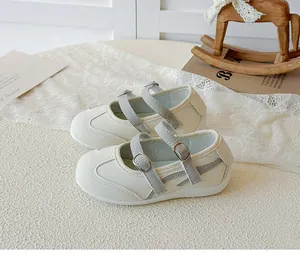 Vue détaillée de chaussures Mary Jane beiges pour enfants avec doubles brides grises