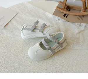 Détail de chaussures Mary Jane pour enfants en mesh crème et gris avec double bride