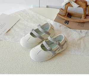 Vue détaillée des chaussures Mary Jane pour enfants en mesh à blocs de couleurs