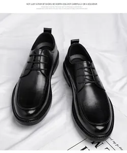 Nahaufnahme von schwarzen Business-Schuhen aus Leder für Herren