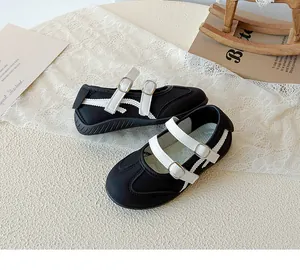 Vue détaillée de chaussures plates Mary Jane en maille noire et blanche