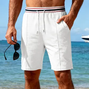 Détail de short de plage blanc séchage rapide pour homme avec tissu texturé respirant
