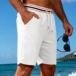 Vue détaillée du short de plage blanc pour hommes à séchage rapide avec taille rayée