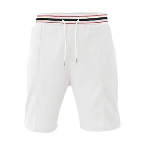 Vue de face détaillée du short en mesh blanc à séchage rapide pour homme avec rayures