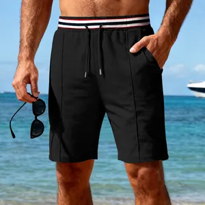 Gros plan sur un short de sport noir pour homme à séchage rapide avec taille élastique rayée