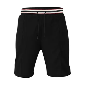 Détail d'un short de sport noir à séchage rapide avec une taille élastique rayée.