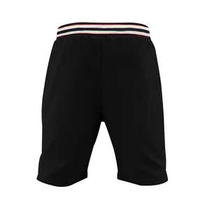 Gros plan sur un short de sport en maille respirante pour homme avec taille élastique rayée