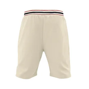 Détail du short de sport crème pour hommes avec ceinture rayée et maille respirante