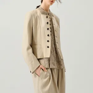 Boutons en corne naturelle de style japonais sur une veste élégante en lin beige