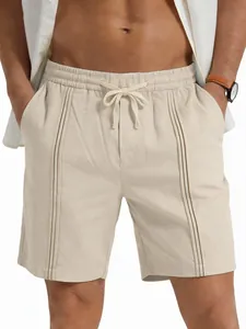 Primo piano di pantaloncini da uomo in lino beige con coulisse e dettagli a pieghe