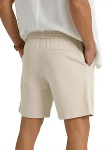 Vista posteriore di pantaloncini estivi in lino beige da uomo con vita elastica