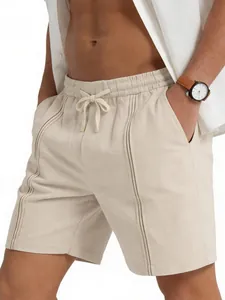 Dettaglio di pantaloncini da spiaggia in lino beige con coulisse e pieghe