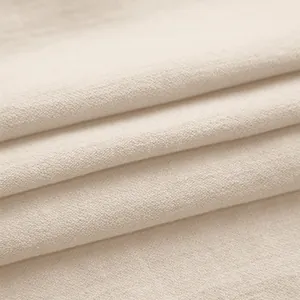 Macro-opname van de ademende textuur van lichtbeige linnen stof voor korte broeken