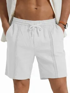 Dettaglio pantaloncini da spiaggia in lino bianco da uomo con coulisse e nervature