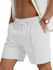Detailweergave van witte linnen strandshort voor heren met trekkoord en siernaden