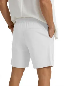 Vista posteriore dettagliata di pantaloncini in lino bianco per uomo per l'estate