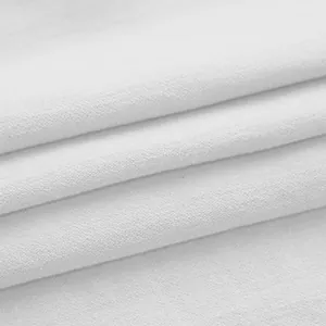 Close-up macro-weergave van ademende witte linnen stofstructuur voor zomerse shorts