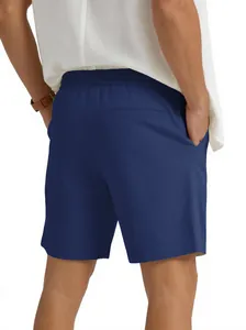 Gedetailleerd achteraanzicht van donkerblauwe linnen herenshorts voor de zomer op het strand