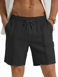 Primo piano di pantaloncini casual da uomo in lino nero con coulisse e pieghe sottili