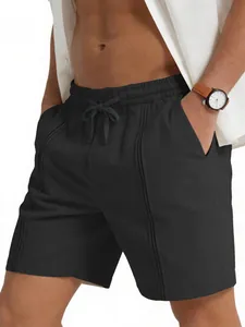 Dettaglio di pantaloncini casual da uomo in lino nero con coulisse regolabile in vita.
