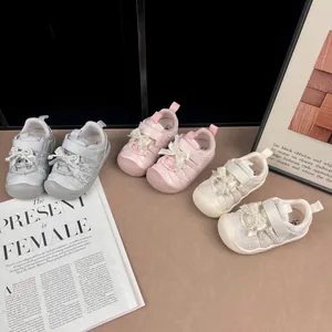 Modische Mädchen-Sneaker mit dekorativen Perlen-Schleifen in Rosa, Silber und Cremeweiß