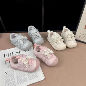 Stilvolle Sportschuhe für Mädchen mit dekorativen Perlschleifen und weichen, flexiblen Sohlen