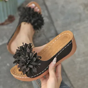 Sandales compensées noires avec grande fleur en tissu et surpiqûres blanches