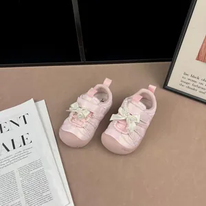 Detailansicht der rosa Mädchen-Sneaker mit eleganten Schleifen- und Perlenakzenten