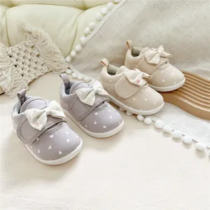 Baby girls soft sole walking shoes with bowknot and heart pattern print