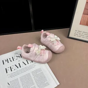 Detailansicht pinkfarbener Kleinkind-Sneaker mit eleganten Perlen- und Schleifenakzenten