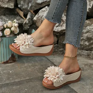 Sandales compensées élégantes avec fleurs 3D et semelle rembourrée pour le confort d'été.