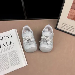 Detailansicht silberne Glitzer-Mädchenschuhe mit Perlen-Schleife