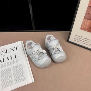 Detailansicht der silbernen Glitzer-Sneaker für Mädchen mit Perlen-Schleifen.