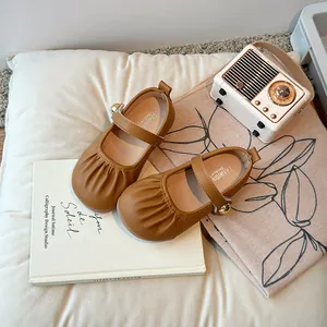 Vintage-style brown girls' Mary Jane leather shoes with pleated toe and gold button