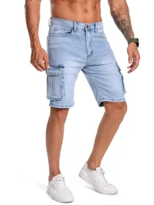 Vista dettagliata dei pantaloncini cargo in denim azzurro da uomo con tasche multiple