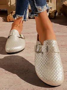 Gros plan de sabots tressés beige à plateforme avec boucle sur mannequin