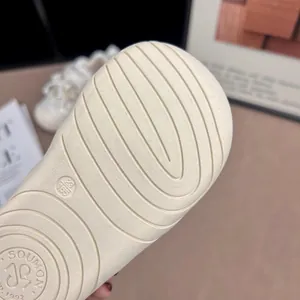 Detailansicht der rutschfesten Sohle für leichte Kinder-Sneaker mit Wellenmuster.