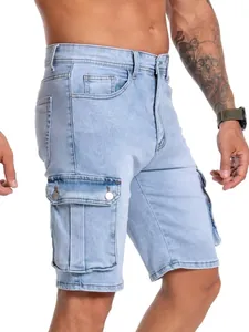 Dettaglio dei pantaloncini cargo in denim azzurro da uomo con tasche laterali funzionali.