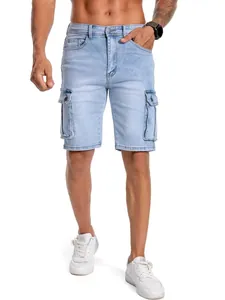 Dettaglio di pantaloncini cargo da uomo in denim azzurro con tasche laterali
