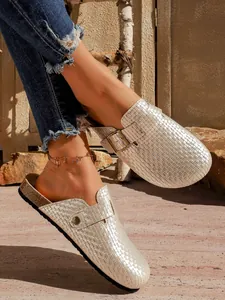 Gros plan de sabots à plateforme tissés couleur champagne avec boucle aux pieds