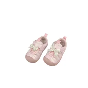 Elegante rosa Kleinkind Mädchen Sneaker mit Perlenbögen und bequemen weichen Sohlen