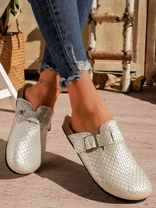 Gros plan de sabots plateforme vintage pour femmes avec texture tissée métallique