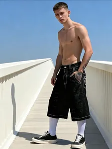 Model trägt weite schwarze amerikanische Retro-Denim-Shorts mit weißen Kontrastnähten