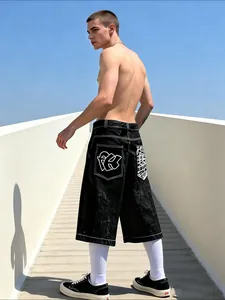 Rückansicht von bestickten schwarzen Denim-Shorts für Herren im amerikanischen Retro-Stil